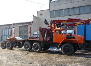 Лесовозный автопоезд на базе шасси Урал 55571 с гидроманипулятором ОМТЛ-70-02